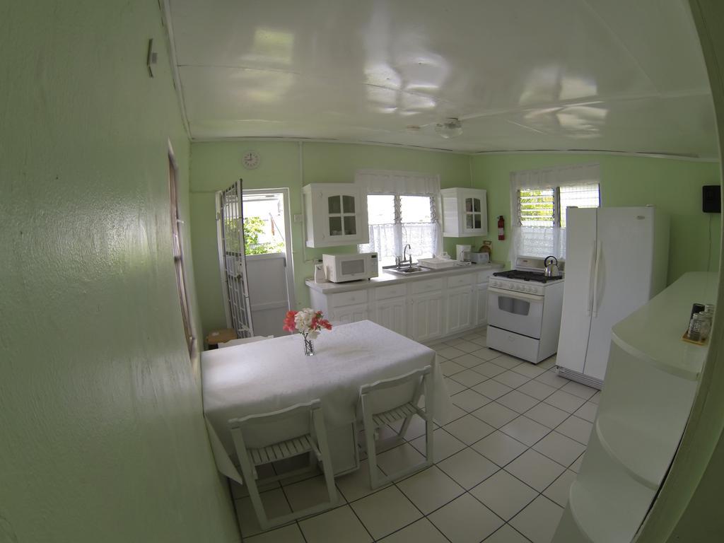 ברידג'טאון Beach Guest House Cleverdale מראה חיצוני תמונה